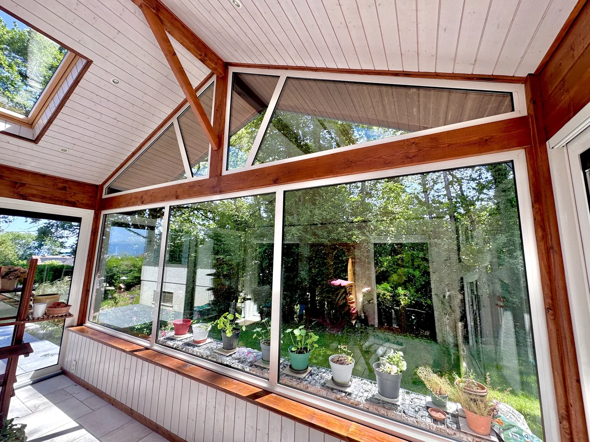 Baie vitrée parfaitement nettoyée par Klinn dans une maison du Genevois