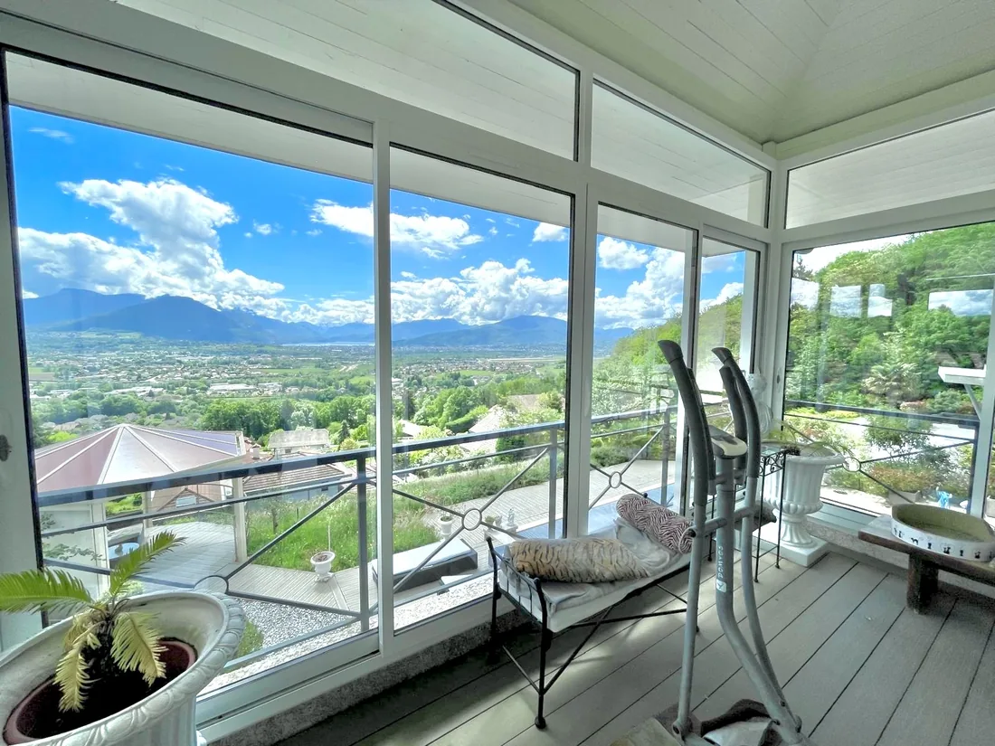 Vue panoramique sur le lac à travers une véranda aux vitres impeccables